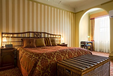 Heritage Suite + Book Parking for Only $5