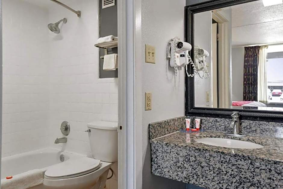 OYO Hotel Twin Lake- Lake Park Valdosta area