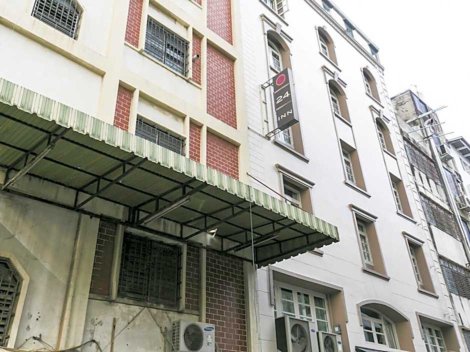 24 Inn at BTS Phrom Phong