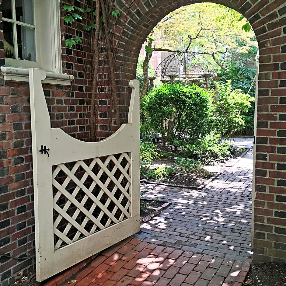 Morris House Hotel - Bed And Breakfast