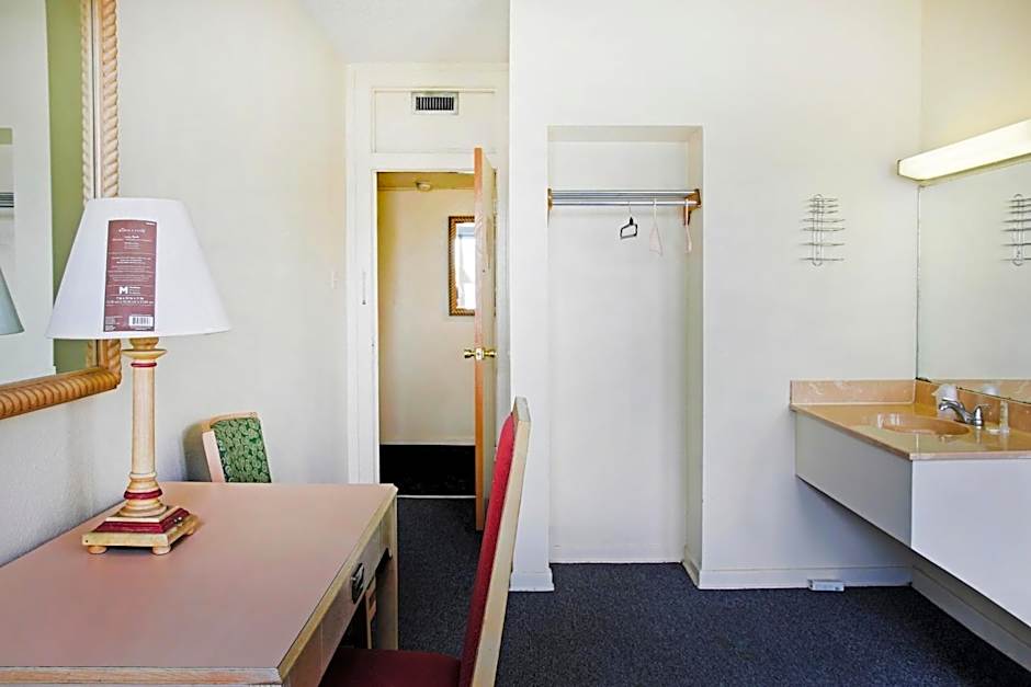 OYO Cameron Historic Hotel Brownsville I-69E