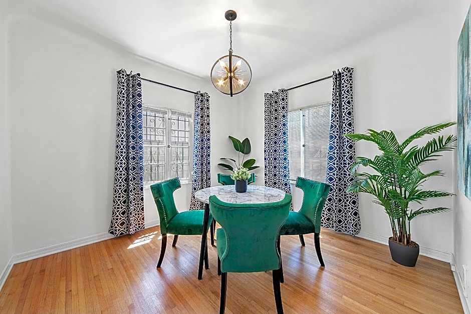 Cozy Retreat near Beverly Hills Parking, Laundry, Parking