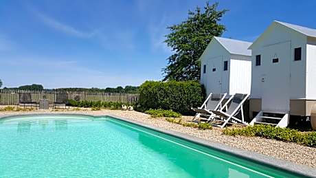 Casa-Cosi, tourist & business suites & flats with reserved parking and private terraces in shared garden with seasonal pool included, private sauna available