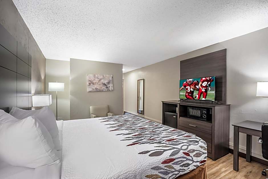 Red Roof Inn & Suites Sulphur Springs