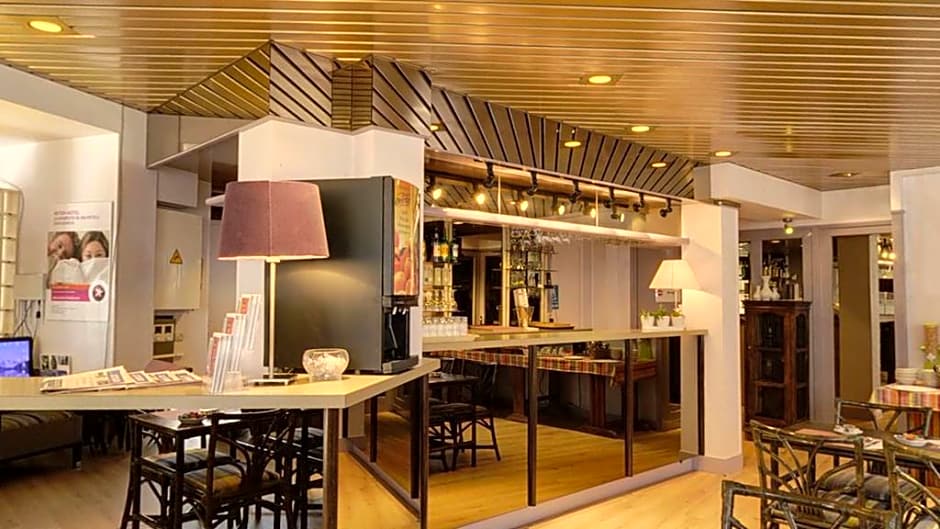 Hotel de l'Orme, Akena