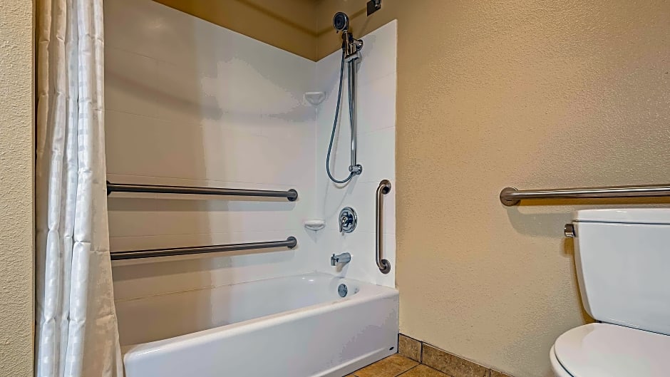 Photo 1 of 8 of 2 Queen Beds, Mobility Accessible, Bathtub