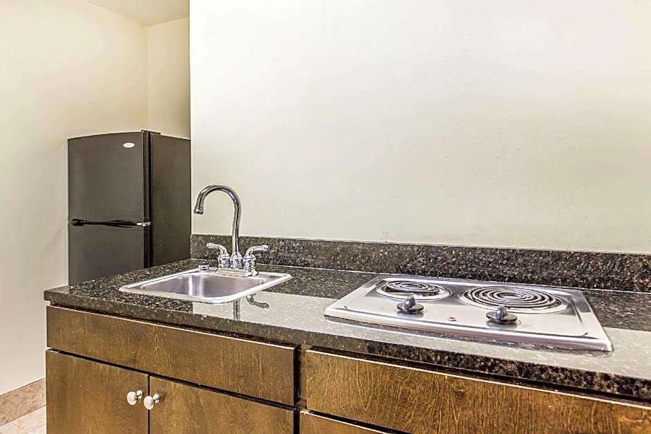 Comfort Suites Clinton near Presbyterian College