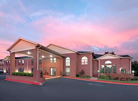 Super 8 by Wyndham Lowell/Bentonville/Rogers Area