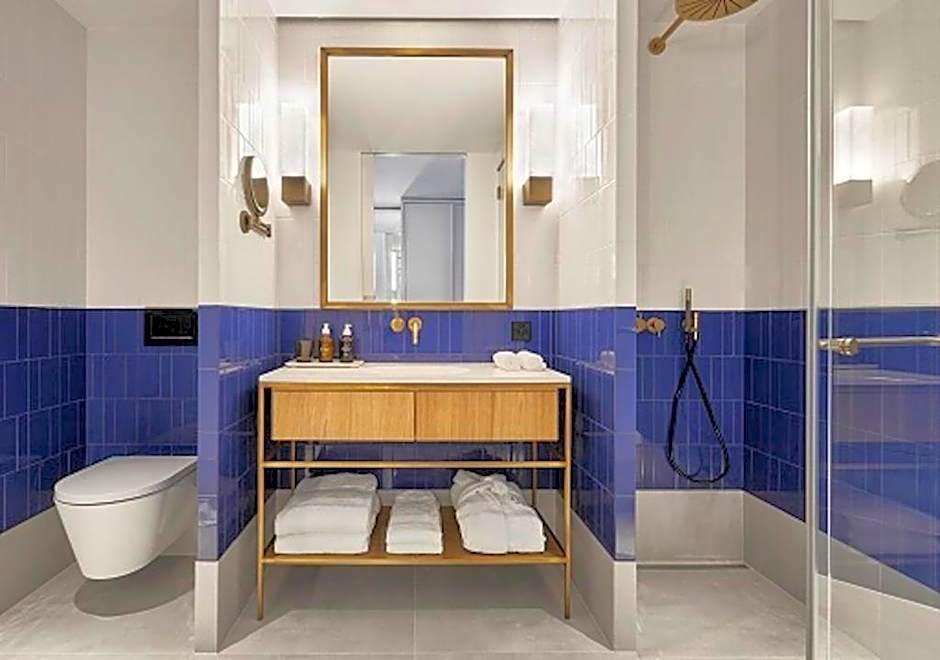 ALEX - Lakefront Lifestyle Hotel & Suites