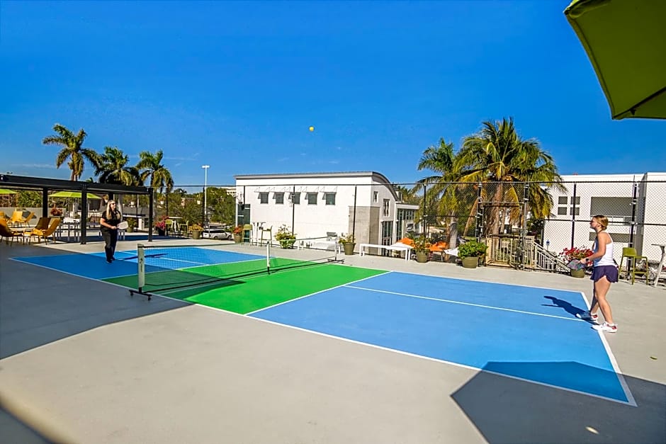 Naples Park Central Hotel