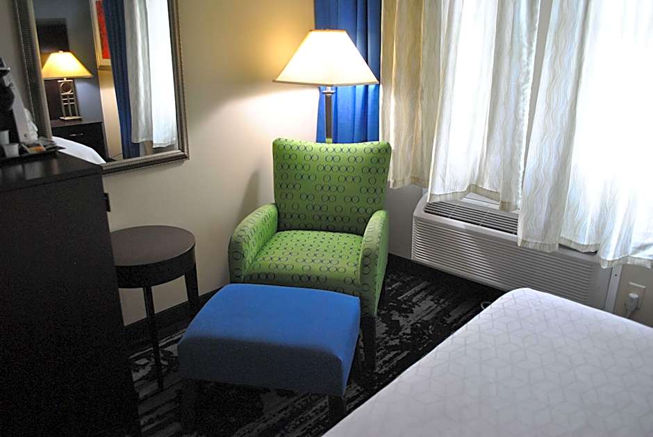 Photo 1 of 7 of 2 Double Beds, Mobility Accessible, Bathtub