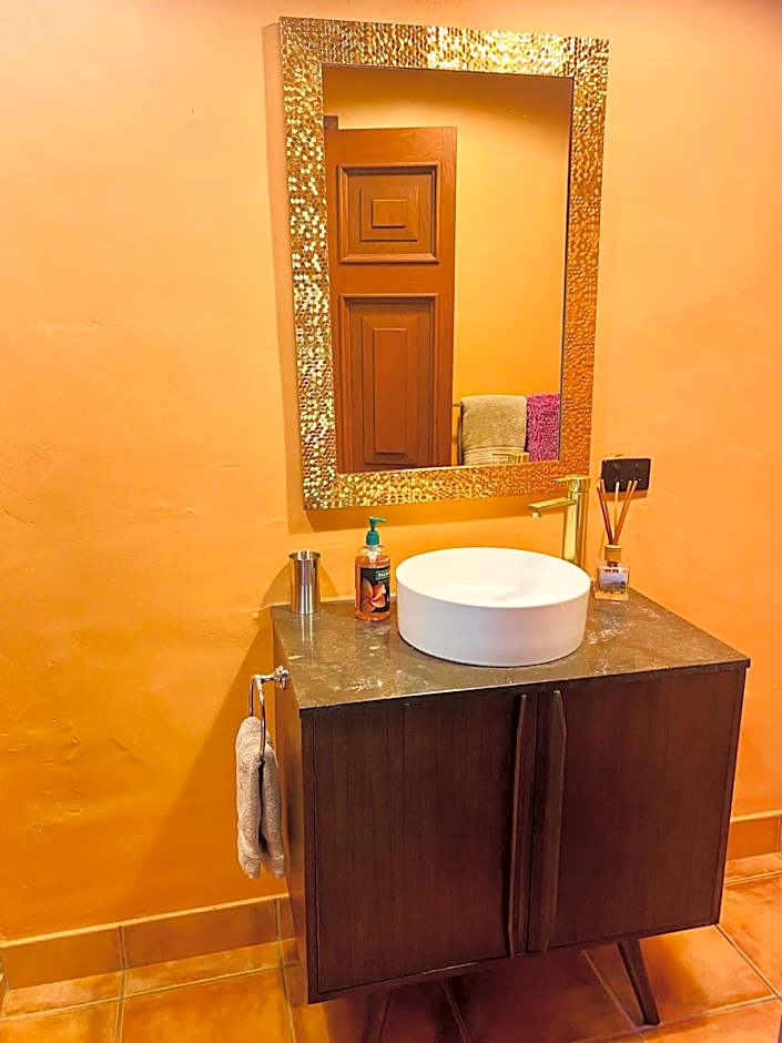 Gunnadoo Holiday Hut with Ocean Views and Jacuzzi