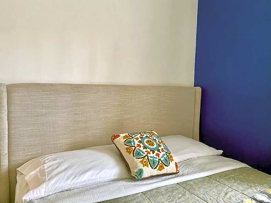 Large Townhouse, Lower Floor with AC, City Center