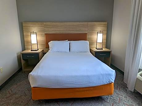 Queen Studio Suite with Bath Tub - Mobility Accessible - Non-Smoking