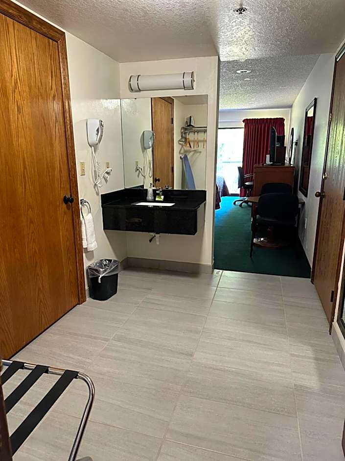 Oyster Bay Inn & Suites