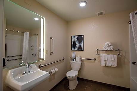 Studio Suite 1 Queen Hearing Accessible Tub Non-Smoking