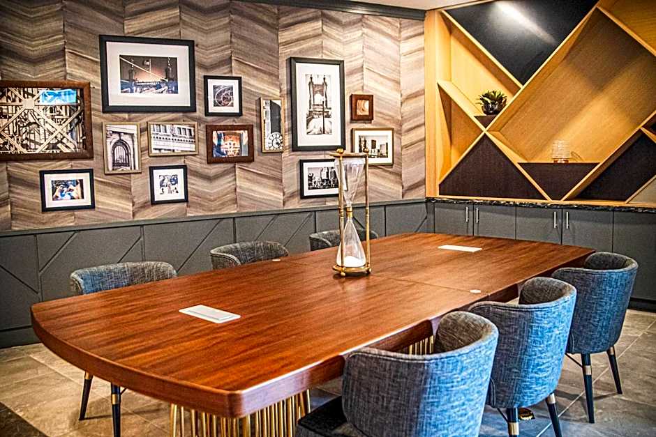 Delta Hotels by Marriott Cincinnati Sharonville