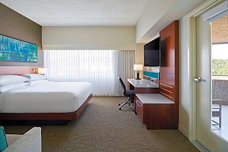 Guest room, 1 King, Corner room, Balcony