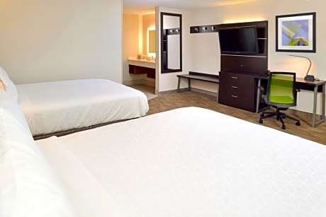 2 Queen Beds Standard Mobility Access Tub