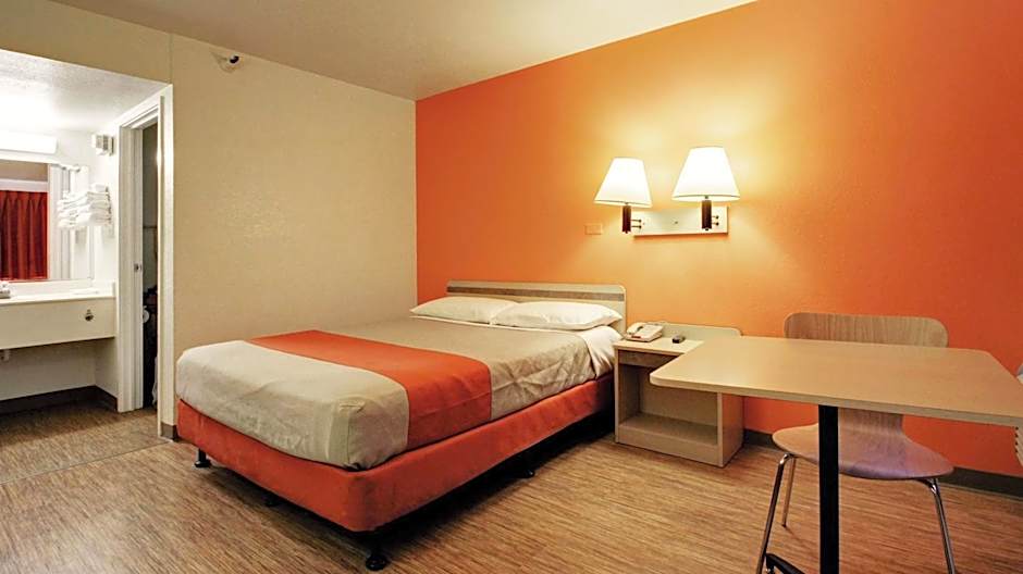 Super 8 by Wyndham Woods Cross - Salt Lake City North