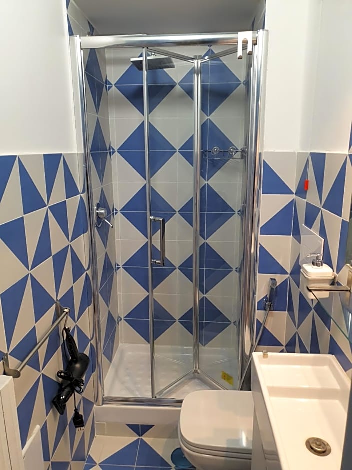 Qu4ttro I D'Angleterre Guest House