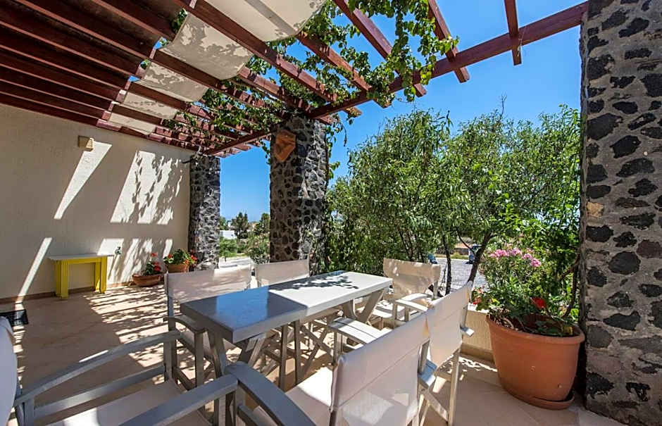 Birds Villa Apartments with Heated Pool - Including Car and Breakfast