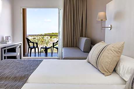 Twin Room (2 Adults + 2 Children)