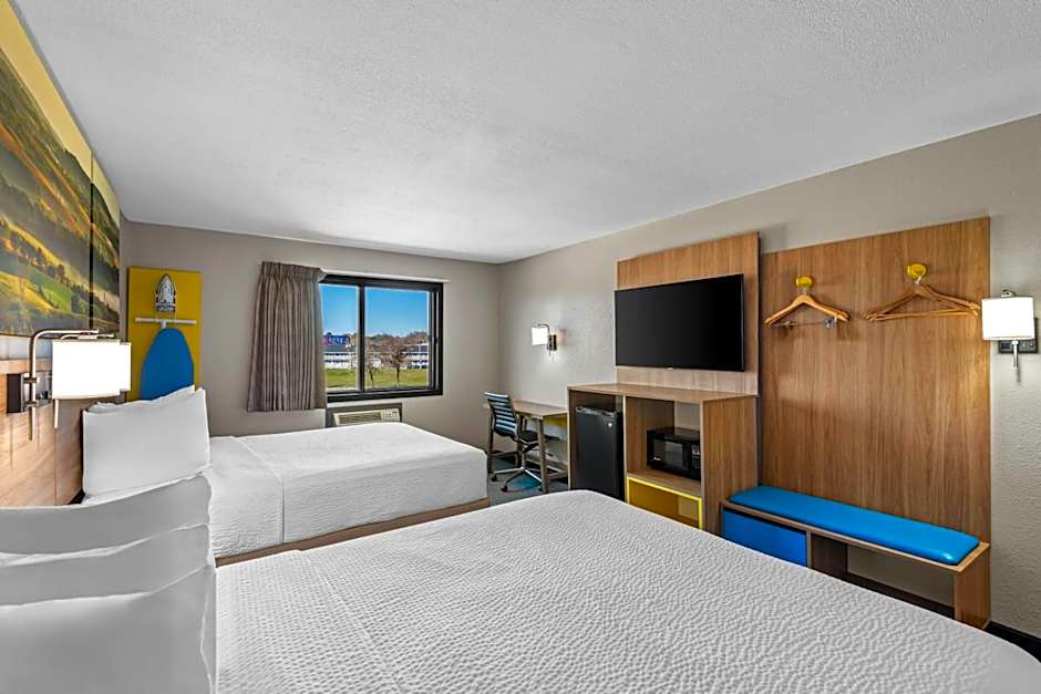 Days Inn & Suites by Wyndham Des Moines Airport
