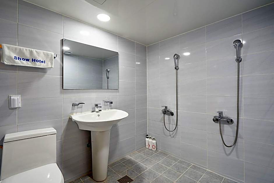 Show Hotel