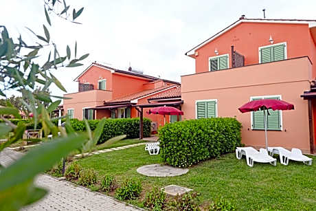 Residence with swimming pool in Mazzanta just 600 meters from the beach