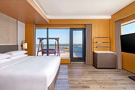 Club Panoramic Terrace, Club level, Guest room, 1 King, Mountain view, Terrace