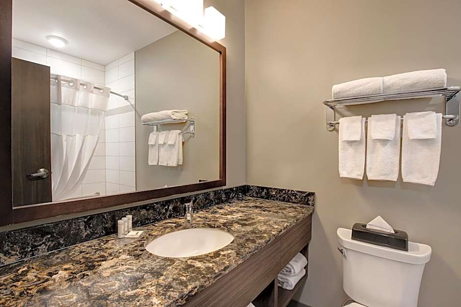 Days Inn & Suites by Wyndham Warman