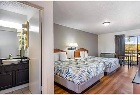 Deluxe Queen Room with Two Queen Beds - Smoking