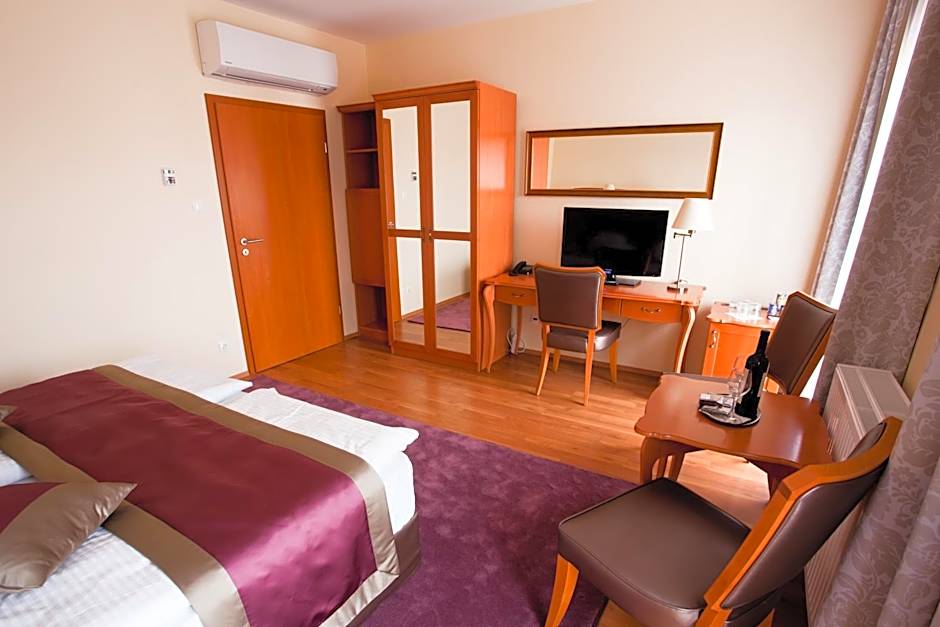 Pannonia Hotel