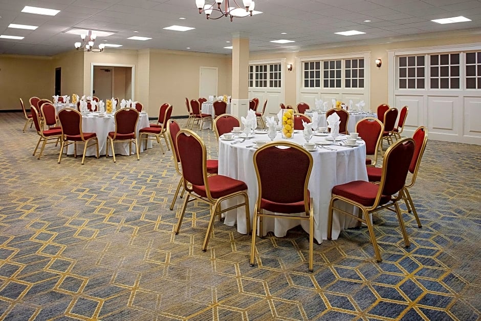 Holiday Inn & Suites Boston-Peabody, an IHG Hotel