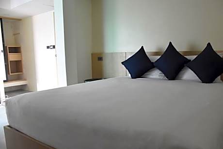 Deluxe Double Room with Side Sea View