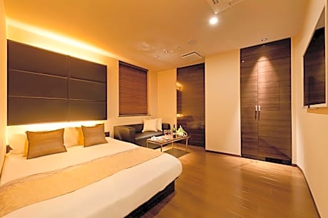 Double Room with Private Bathroom - Check-in at 22:00