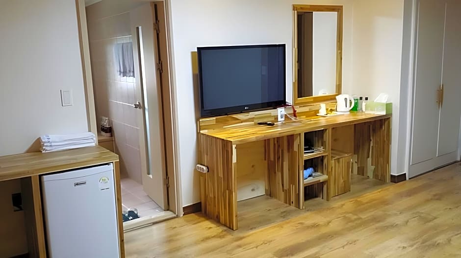 Green And Blue Hotel