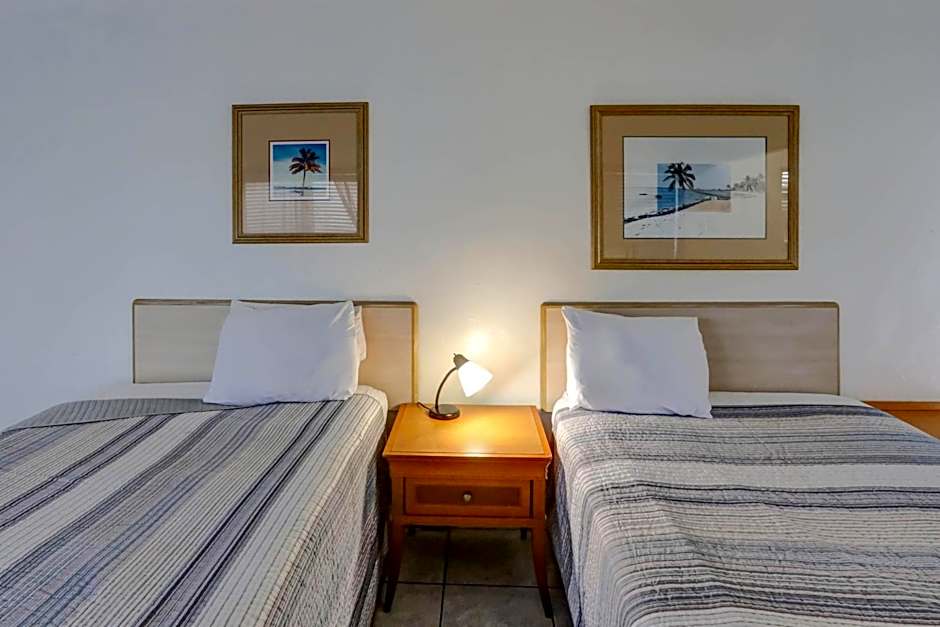 Richard's Motel Courtyard