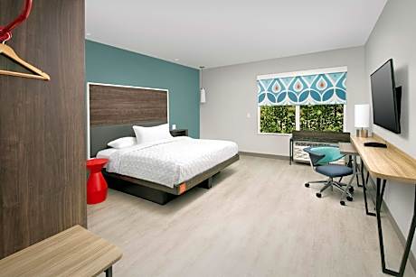 1 KING HEARING ACCESSIBLE ROOM W/RI SHOWER