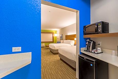 Queen Suite with Two Queen and One Sofa Bed - Non-Smoking