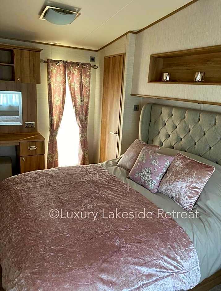 Lakeside Retreat With Hot Tub & Fishing Peg at Tattershall Lakes Country Park