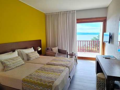 Standard room with Partial Sea View