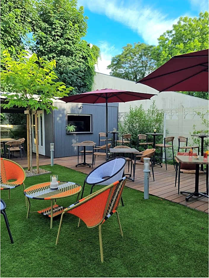 Bloom Hostel Bar & Garden