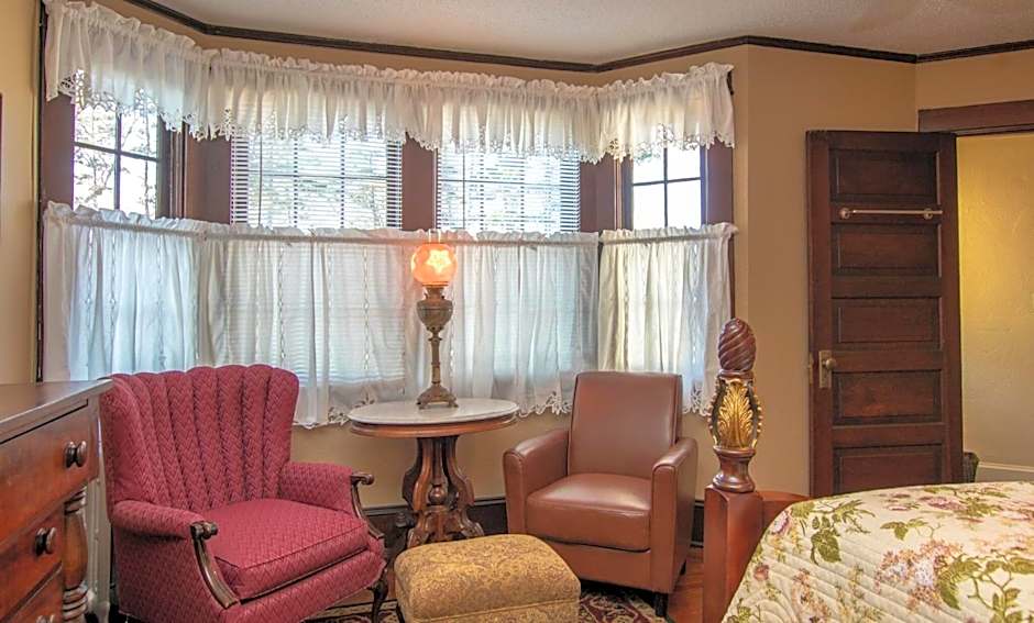 1913 Badin Inn