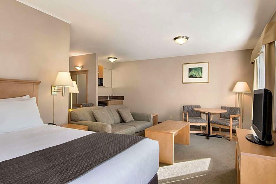 Days Inn & Suites by Wyndham Thunder Bay