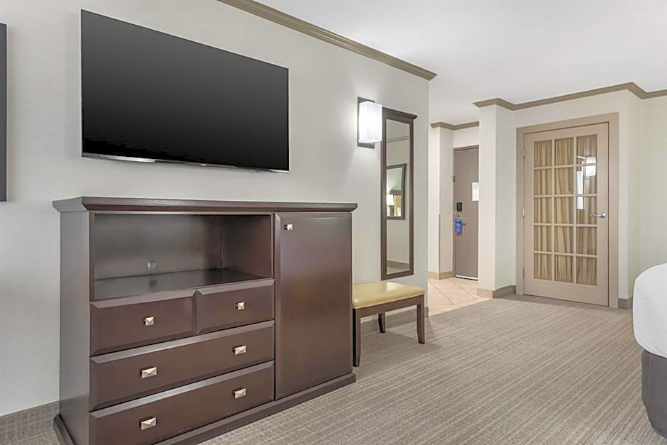 Best Western Plus Port O'Call Hotel