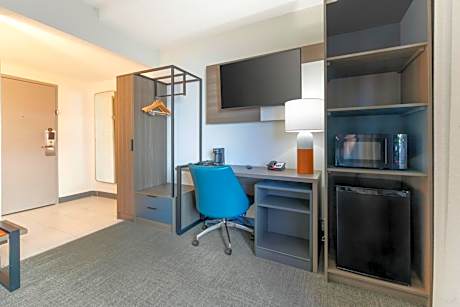 Queen Room - Non-Smoking