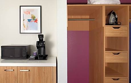 One-Bedroom King Suite - Mobility and Hearing Access Tub