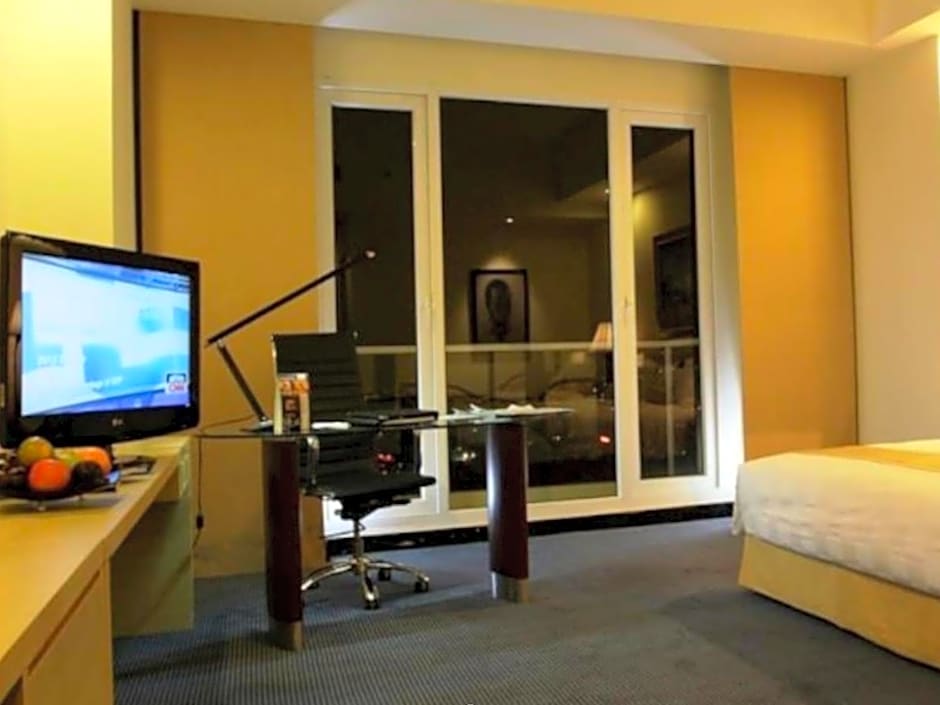 Sintesa Peninsula Hotel
